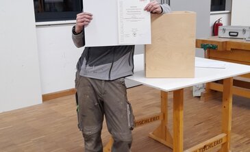 Nico mit seinem Abschlusszeugnis