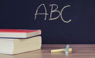 Eine Schultafel auf der ABC steht