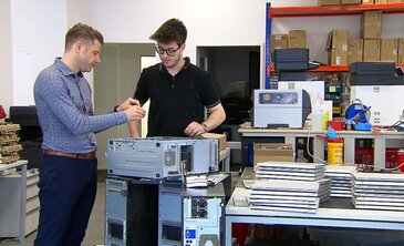 Foto: @ORF-Tirol - David arbeitet mit seinem Chef an einem Computer in der Werkstatt. 
