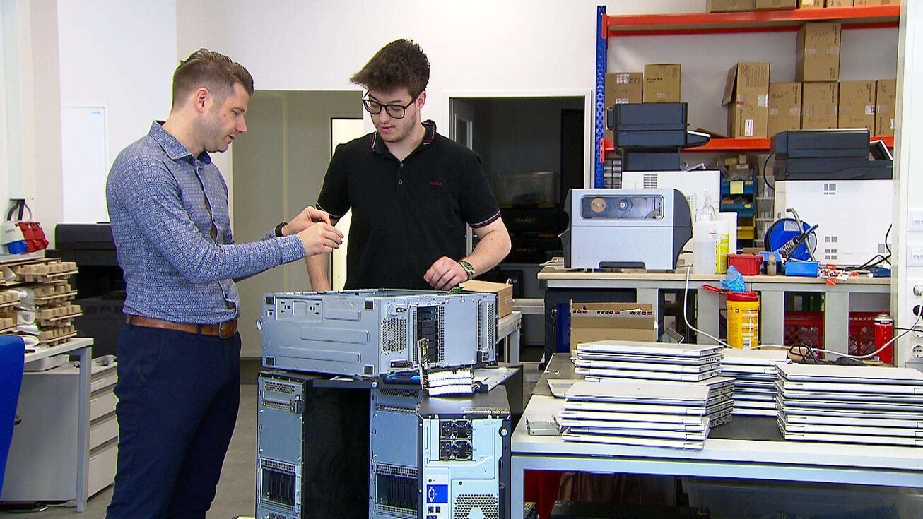 Foto: @ORF-Tirol - David arbeitet mit seinem Chef an einem Computer in der Werkstatt. 