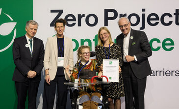Unsere Fachbereichsleiterin Ramona Weber, mit Klientin Nora, mittendrin Schlüsselkraft Nicole Mayr beim offiziellen Foto von der Preisverleihung mit Gründer & Initiator Martin Essl, Zero Project. Foto@RupertPessl
